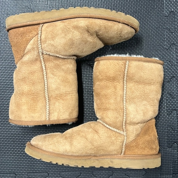 UGG Australia Classic Short Boots in Chestnut - Picture 2 of 8